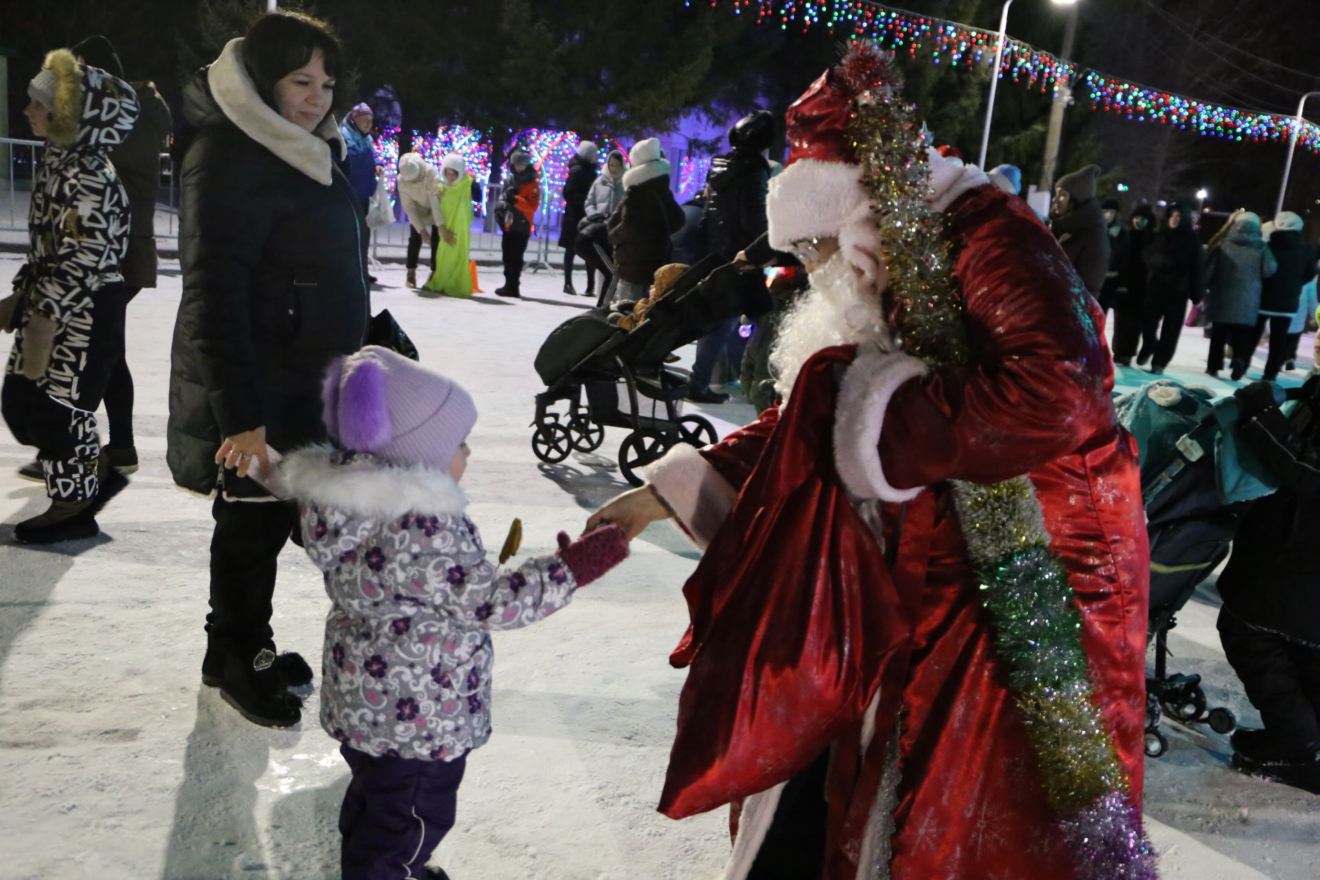 Главная ёлка Алексеевского района зажгла свои огни