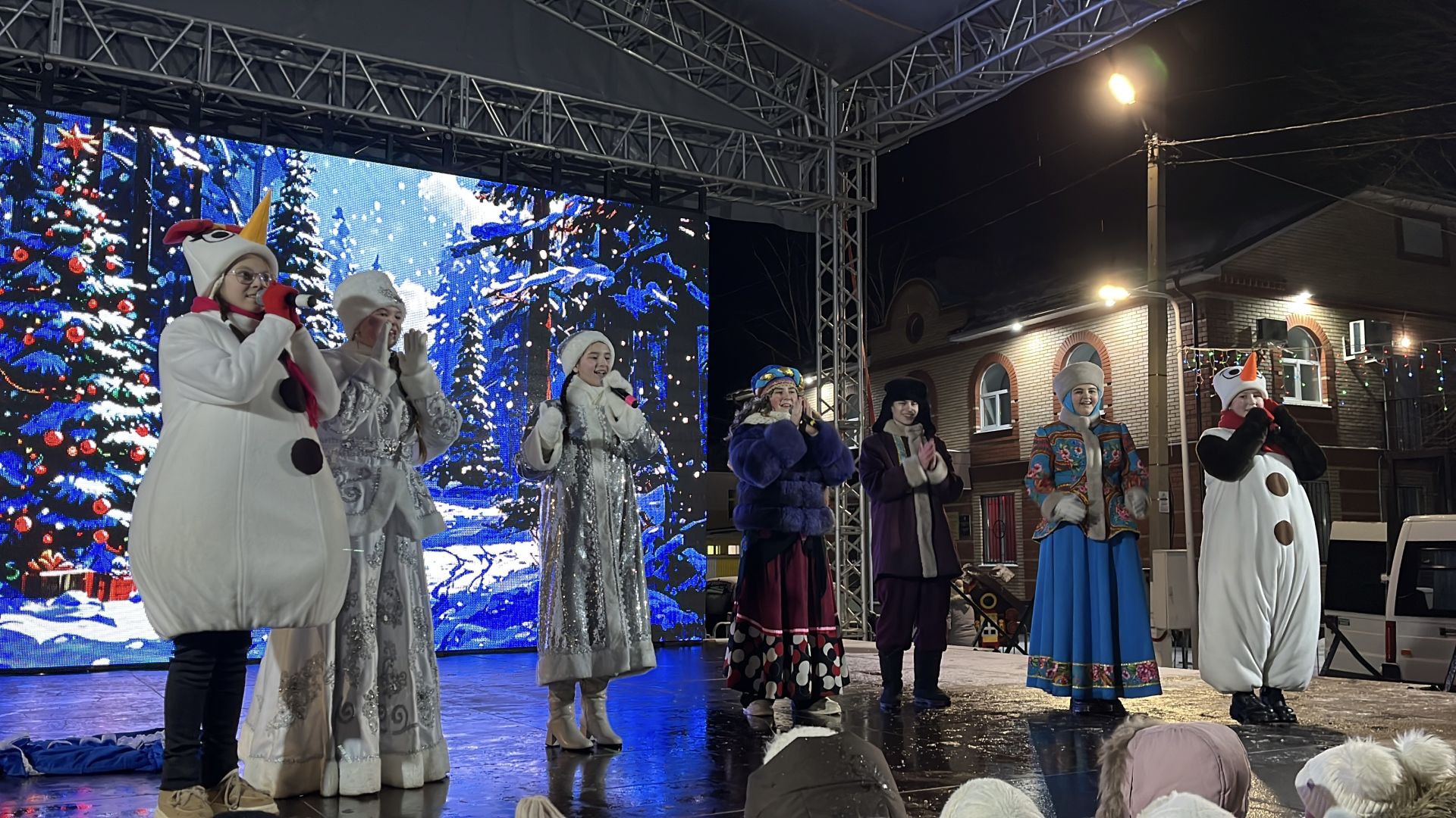 Главная ёлка Алексеевского района зажгла свои огни