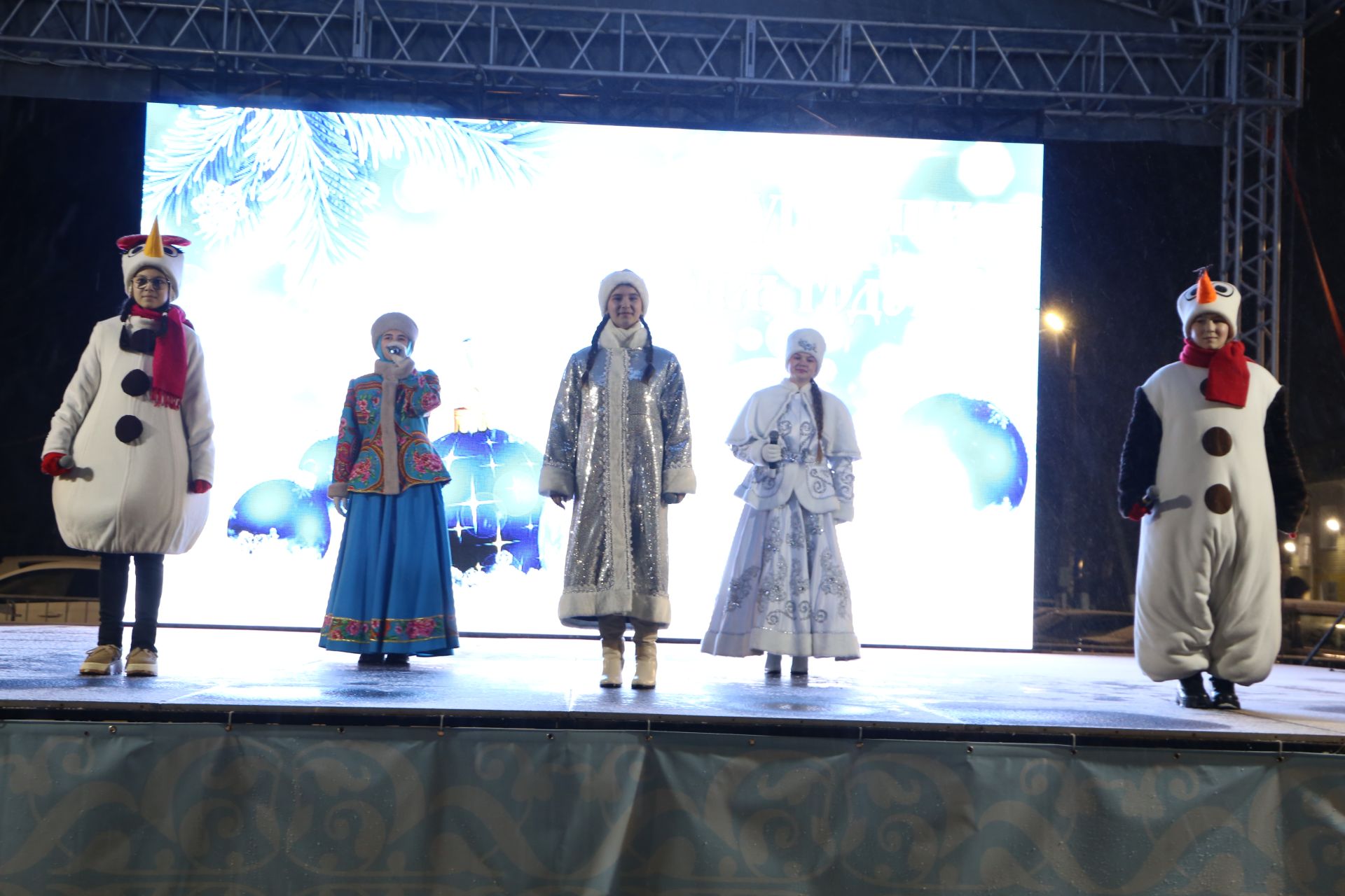 Главная ёлка Алексеевского района зажгла свои огни