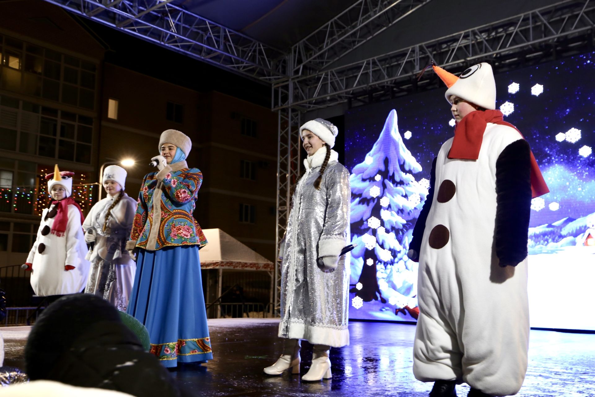 Главная ёлка Алексеевского района зажгла свои огни