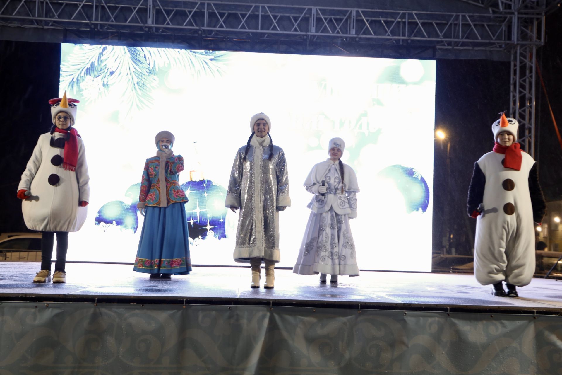 Главная ёлка Алексеевского района зажгла свои огни