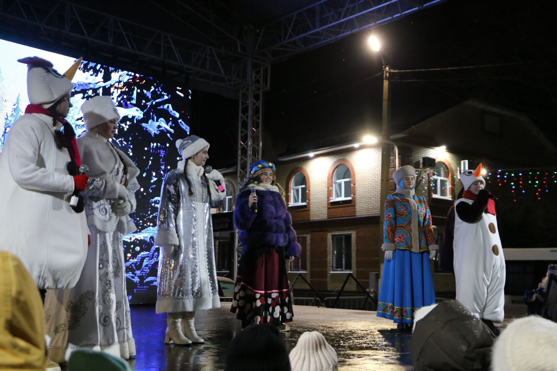 Главная ёлка Алексеевского района зажгла свои огни