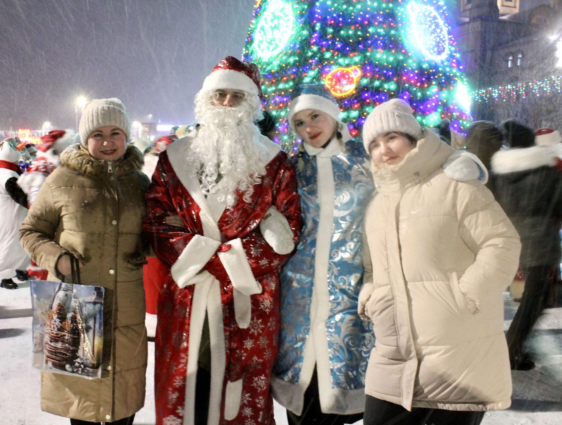 Главная ёлка Алексеевского района зажгла свои огни