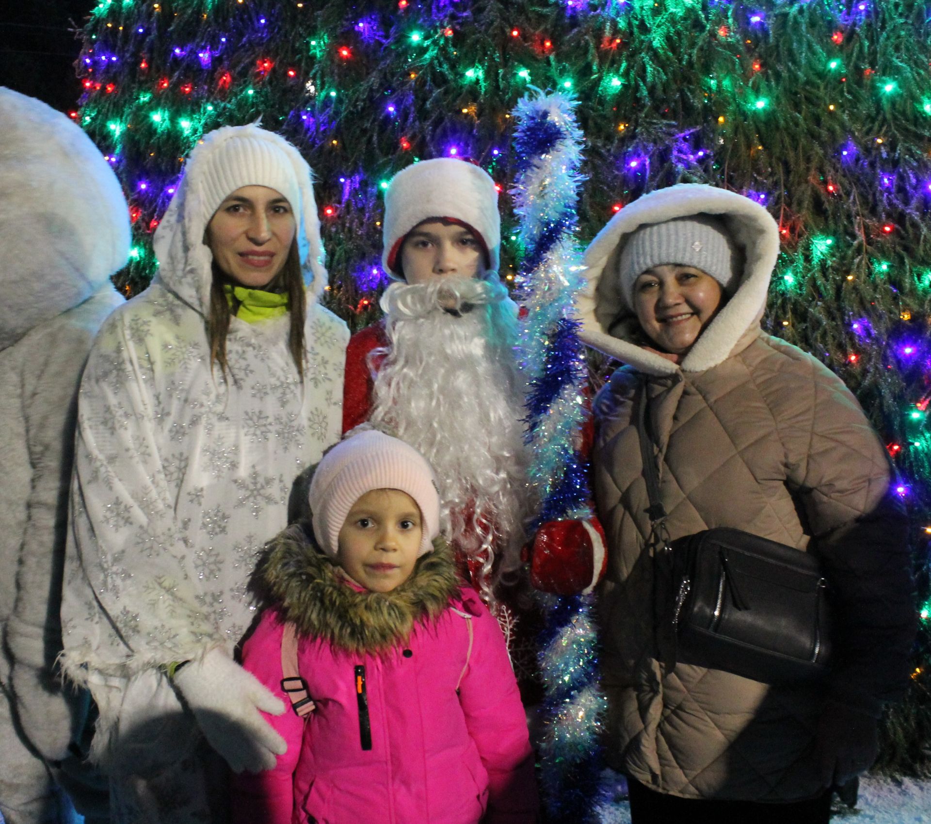 Главная ёлка Алексеевского района зажгла свои огни