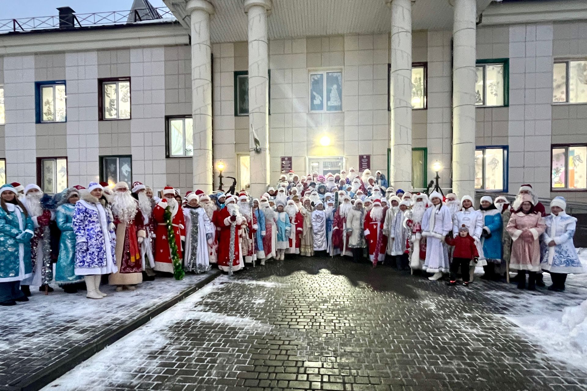 Главная ёлка Алексеевского района зажгла свои огни