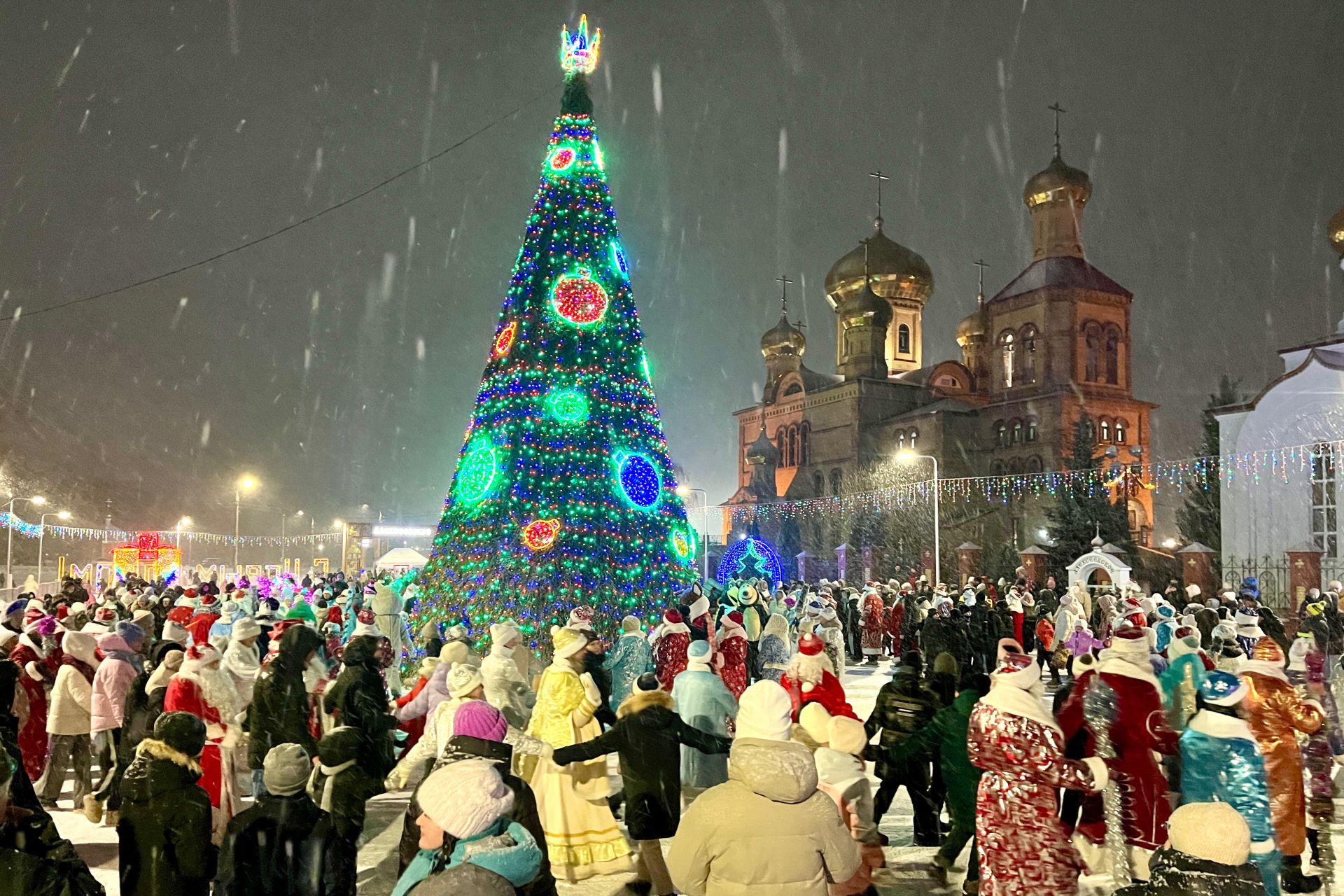 Главная ёлка Алексеевского района зажгла свои огни