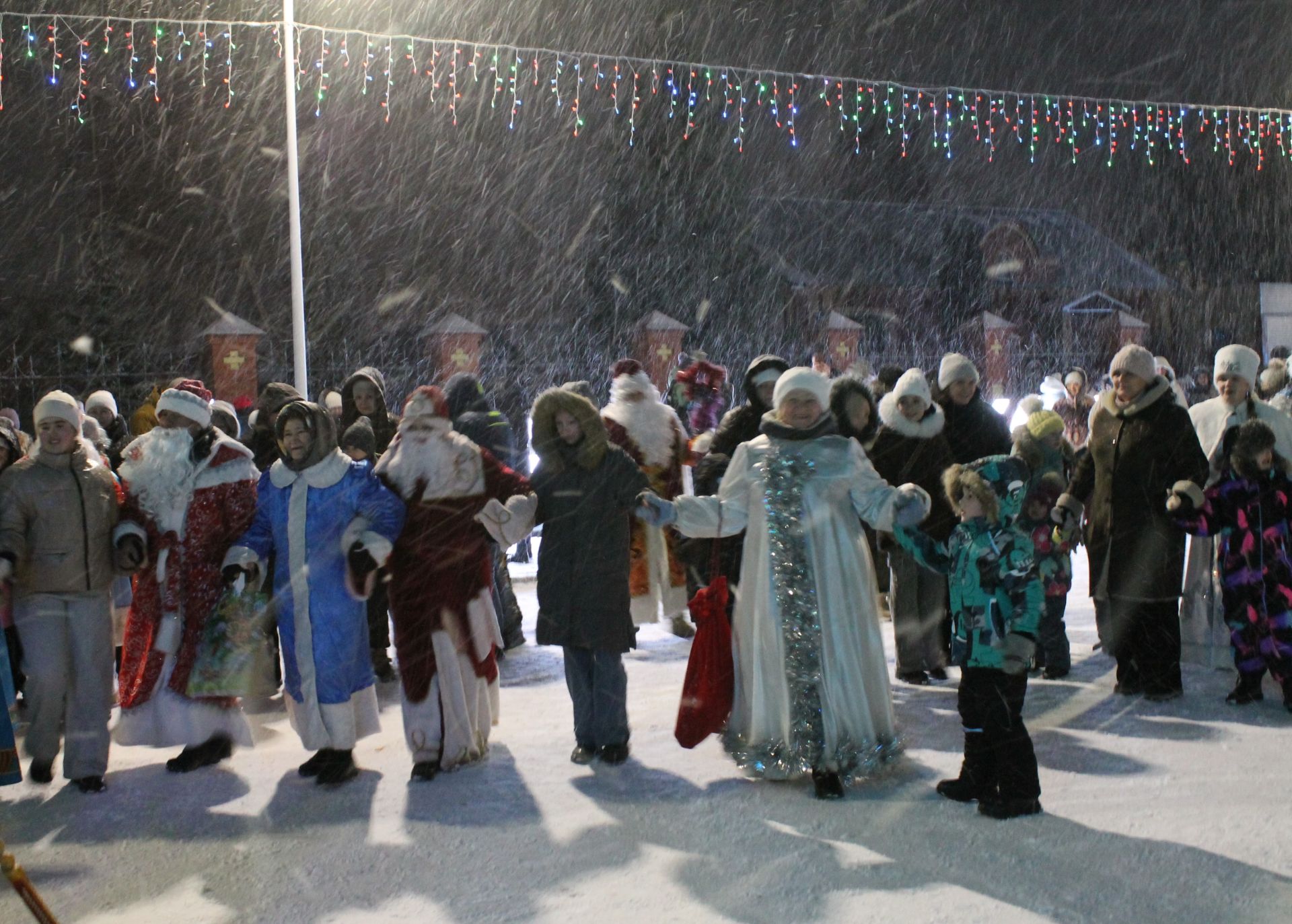 Главная ёлка Алексеевского района зажгла свои огни