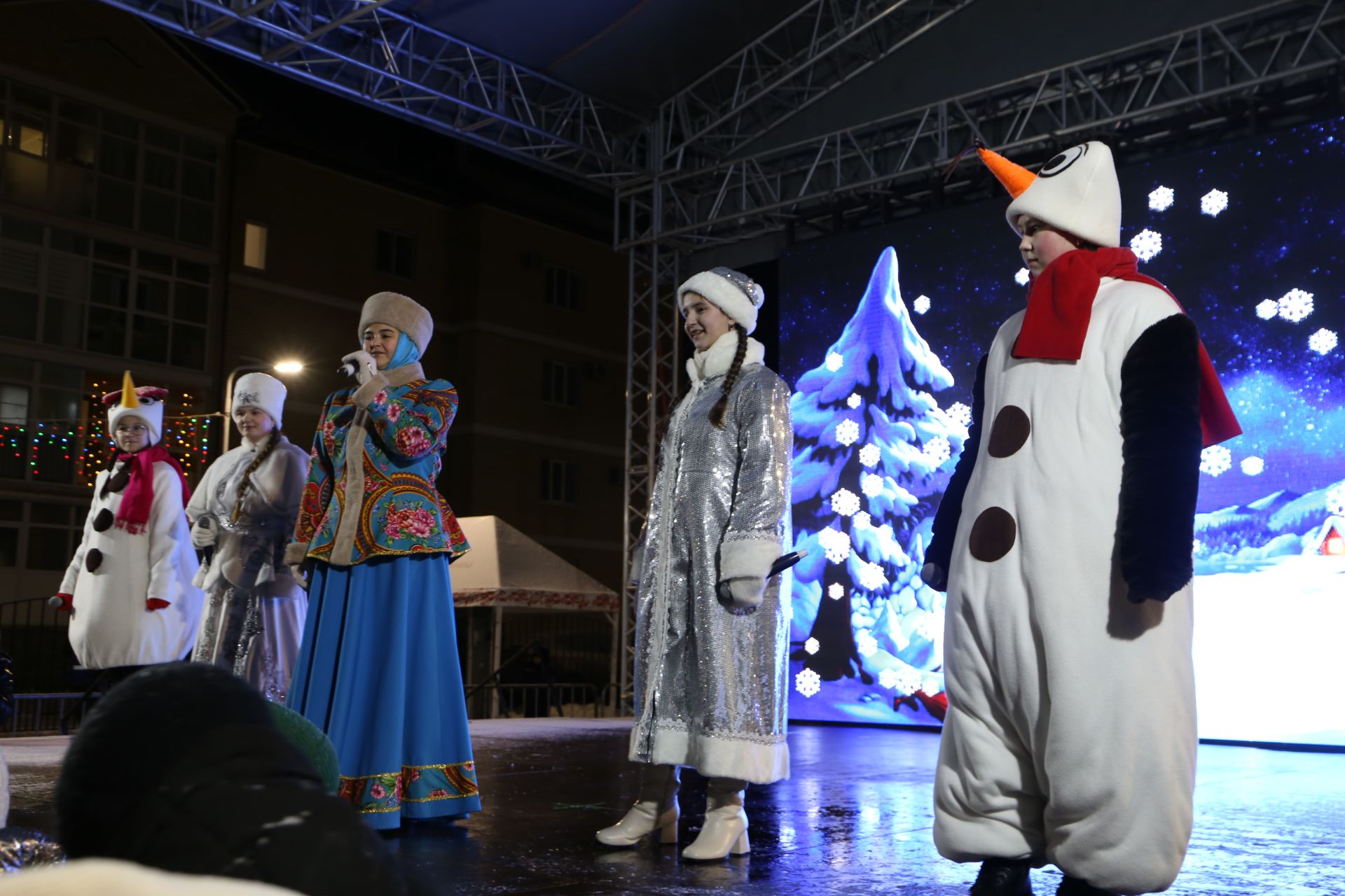 Главная ёлка Алексеевского района зажгла свои огни