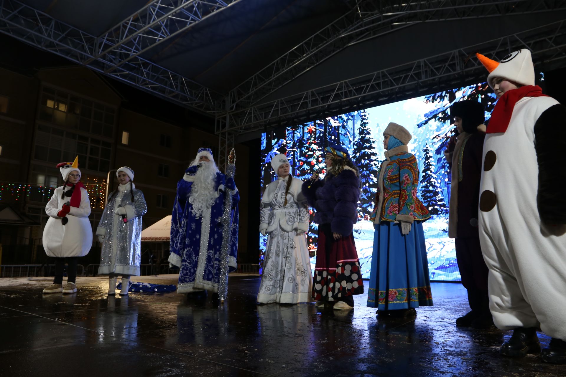 Главная ёлка Алексеевского района зажгла свои огни