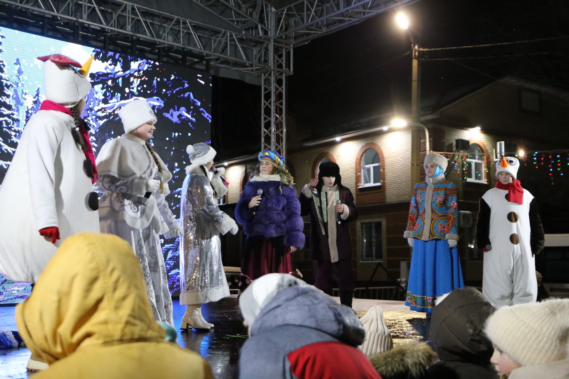 Главная ёлка Алексеевского района зажгла свои огни