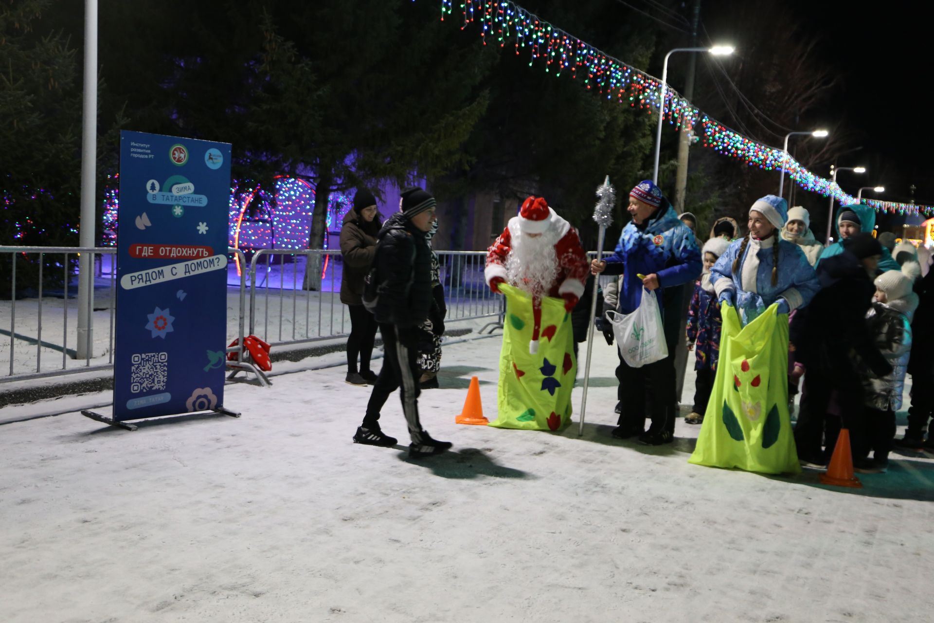 Главная ёлка Алексеевского района зажгла свои огни