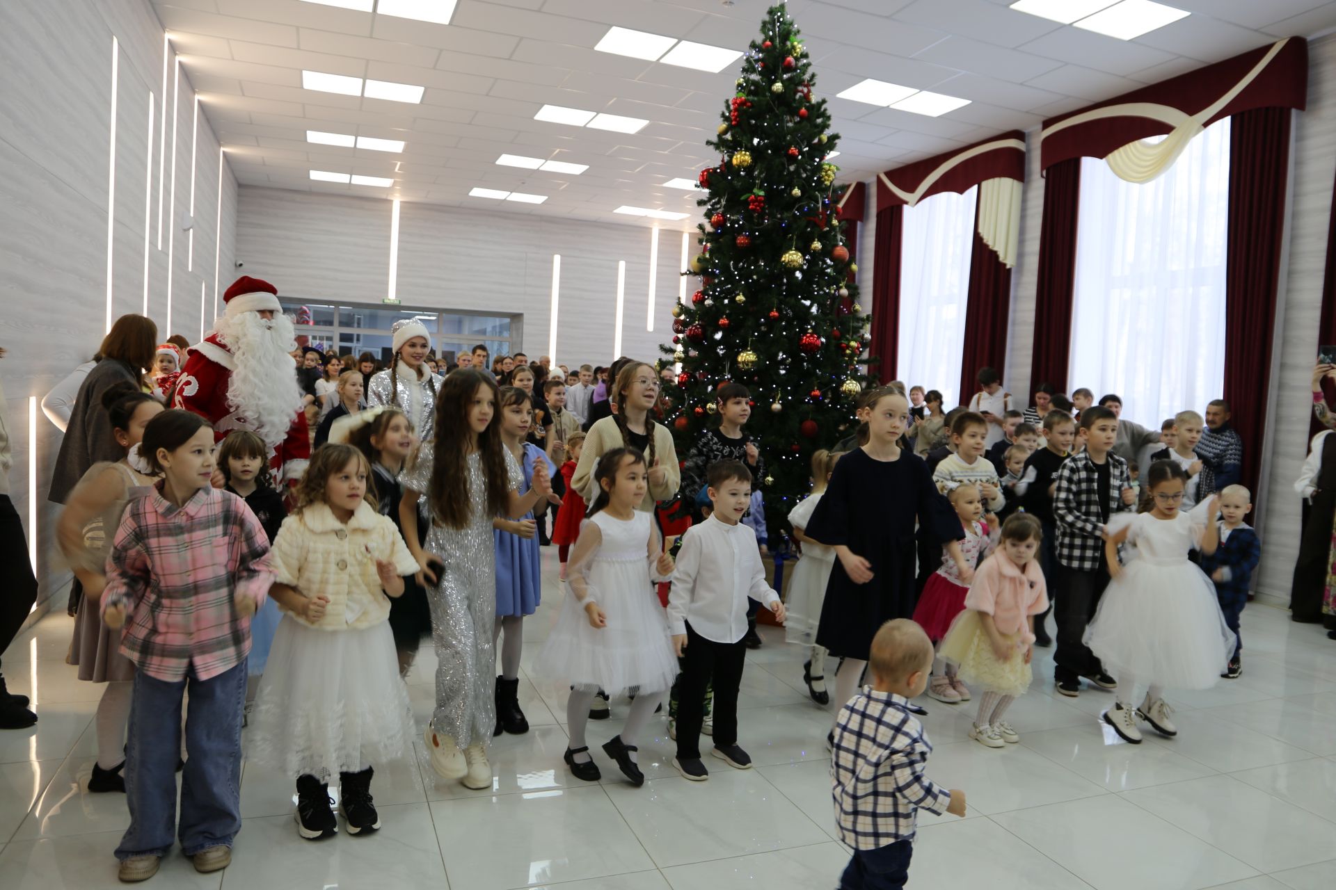В Алексеевском состоялось предновогоднее представление для детей участников СВО