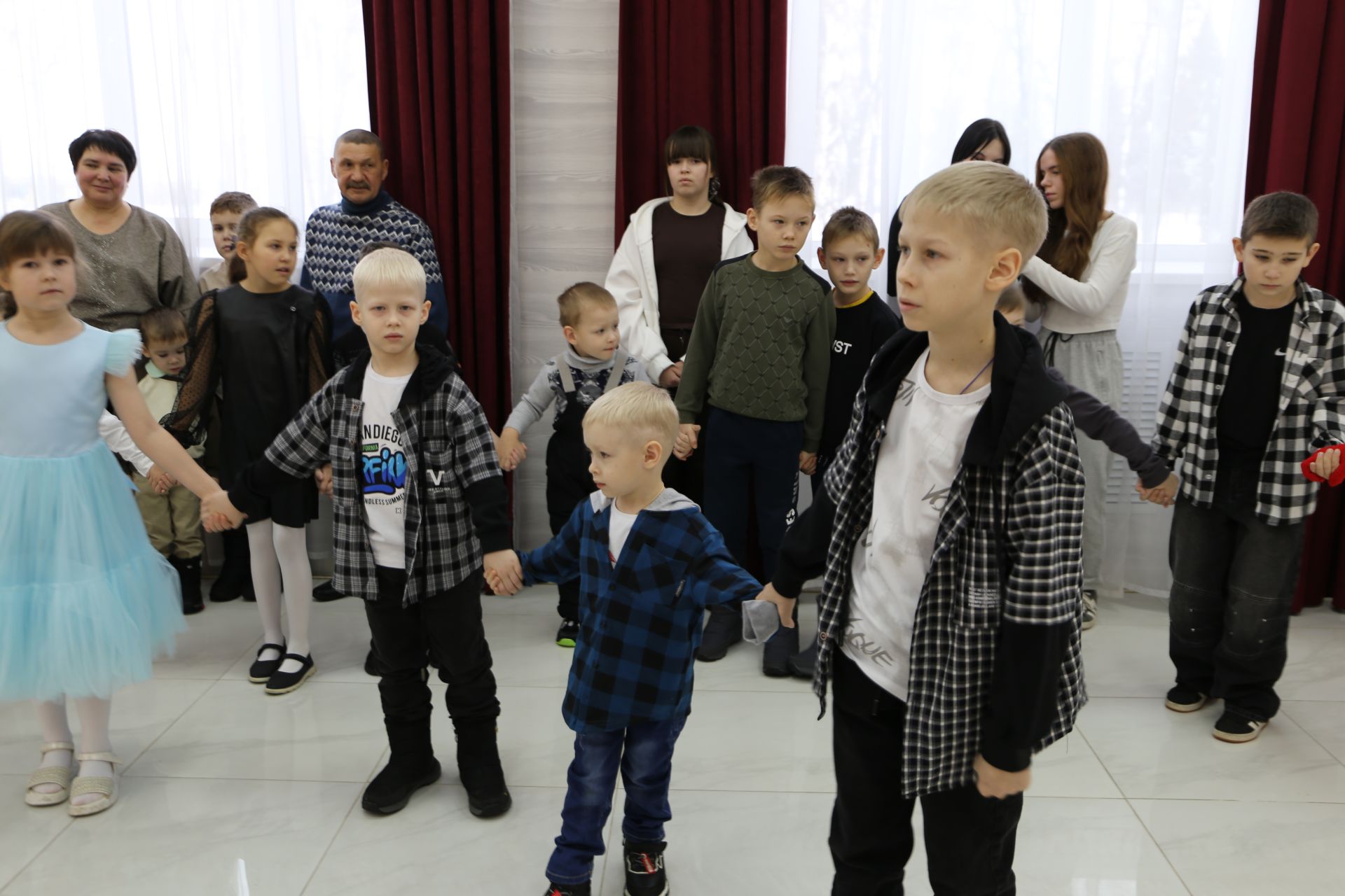 В Алексеевском состоялось предновогоднее представление для детей участников СВО