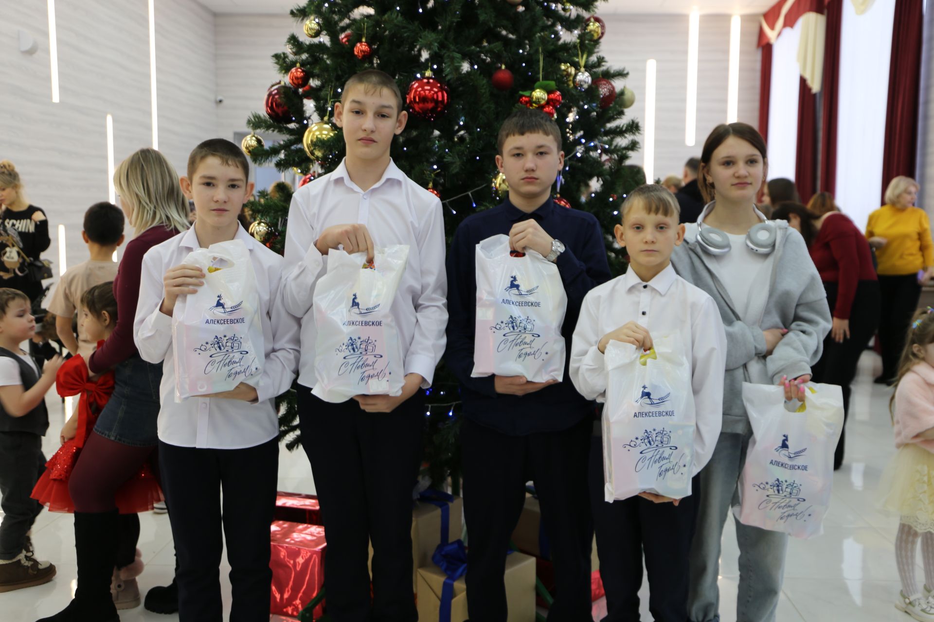 В Алексеевском состоялось предновогоднее представление для детей участников СВО