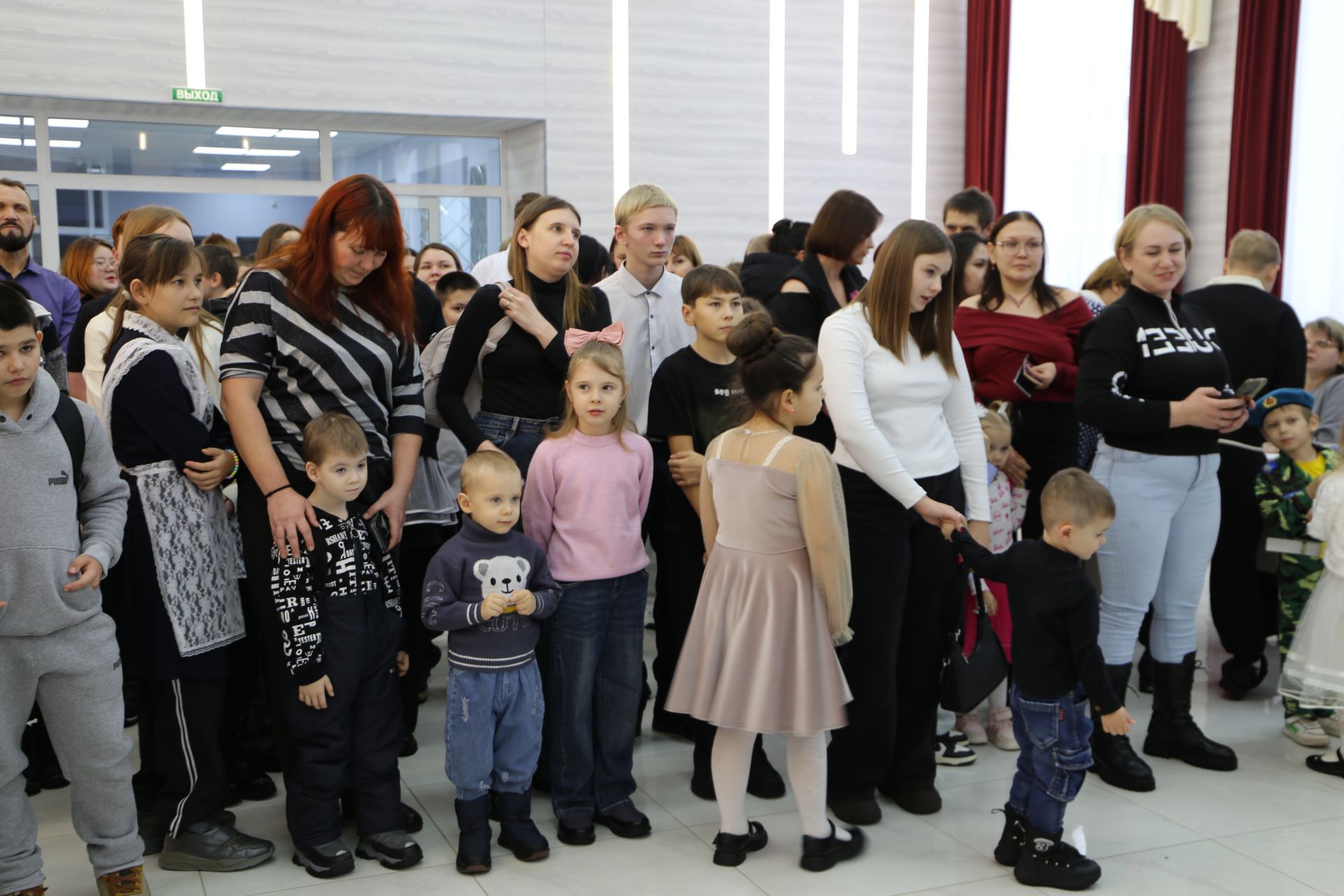 В Алексеевском состоялось предновогоднее представление для детей участников СВО