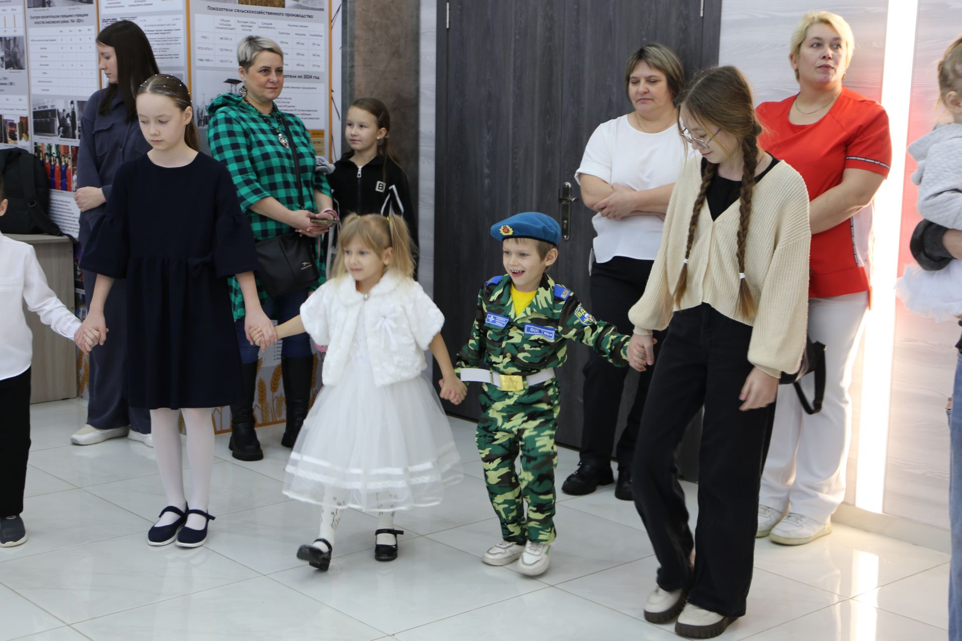 В Алексеевском состоялось предновогоднее представление для детей участников СВО