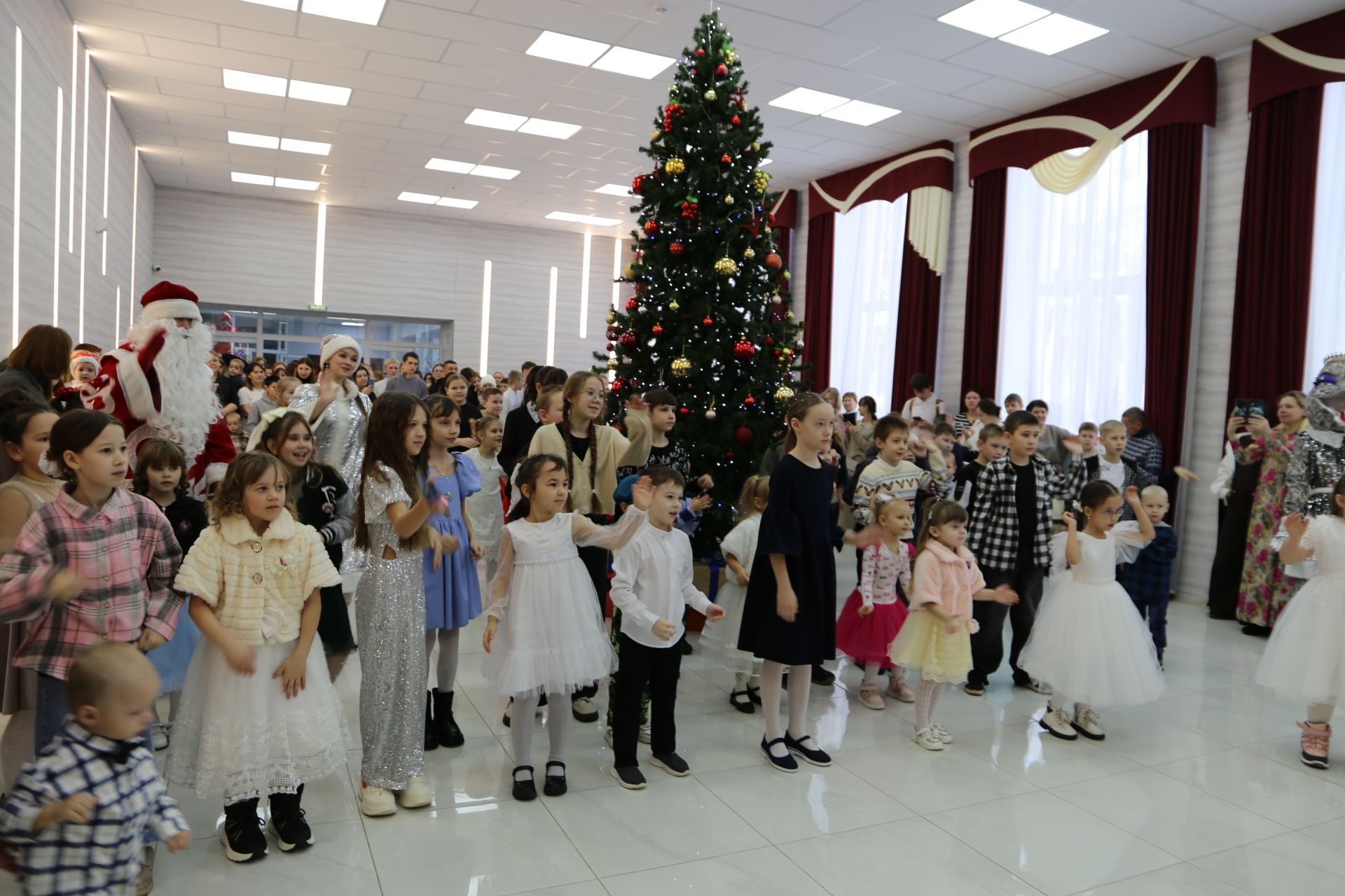 В Алексеевском состоялось предновогоднее представление для детей участников СВО