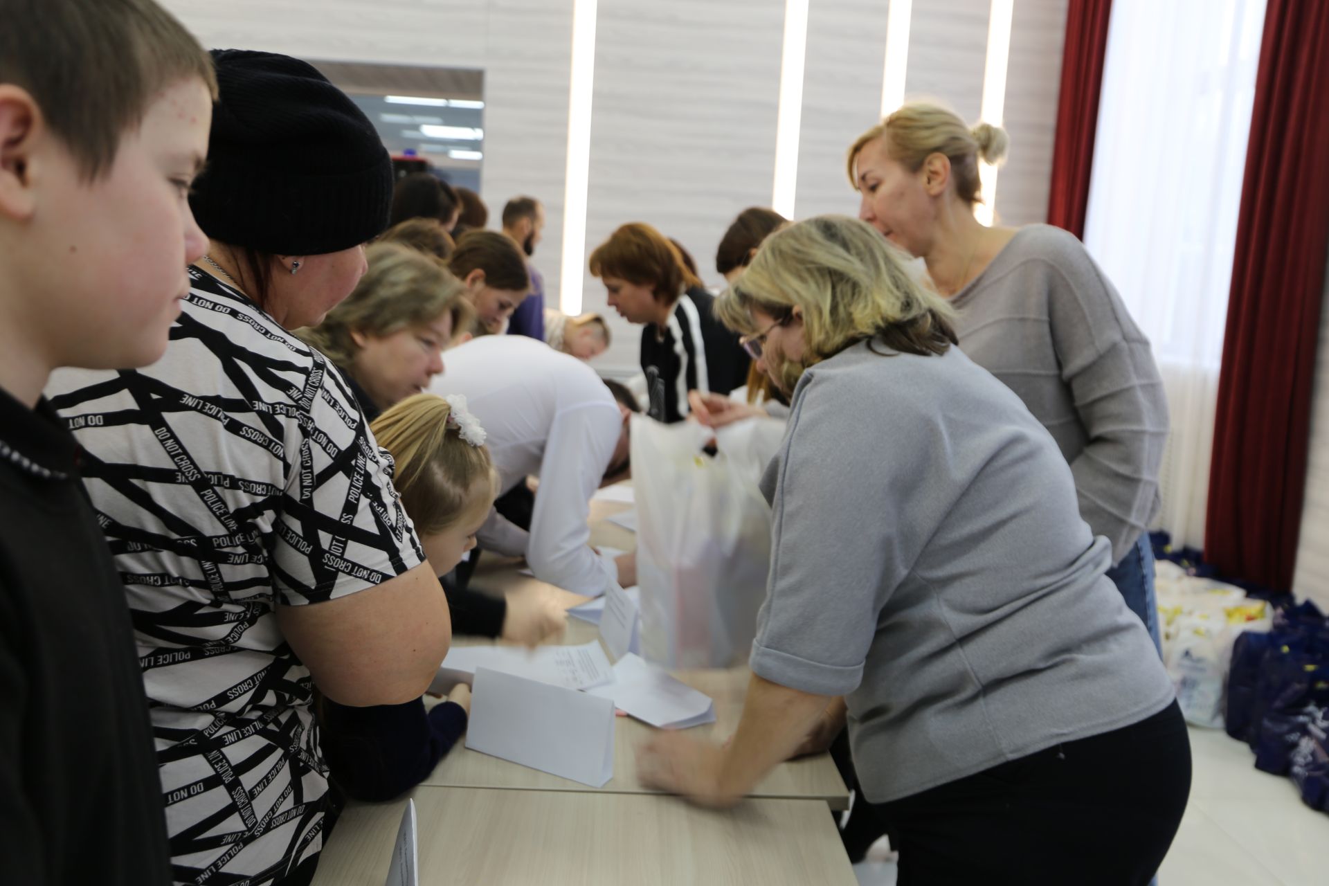 В Алексеевском состоялось предновогоднее представление для детей участников СВО