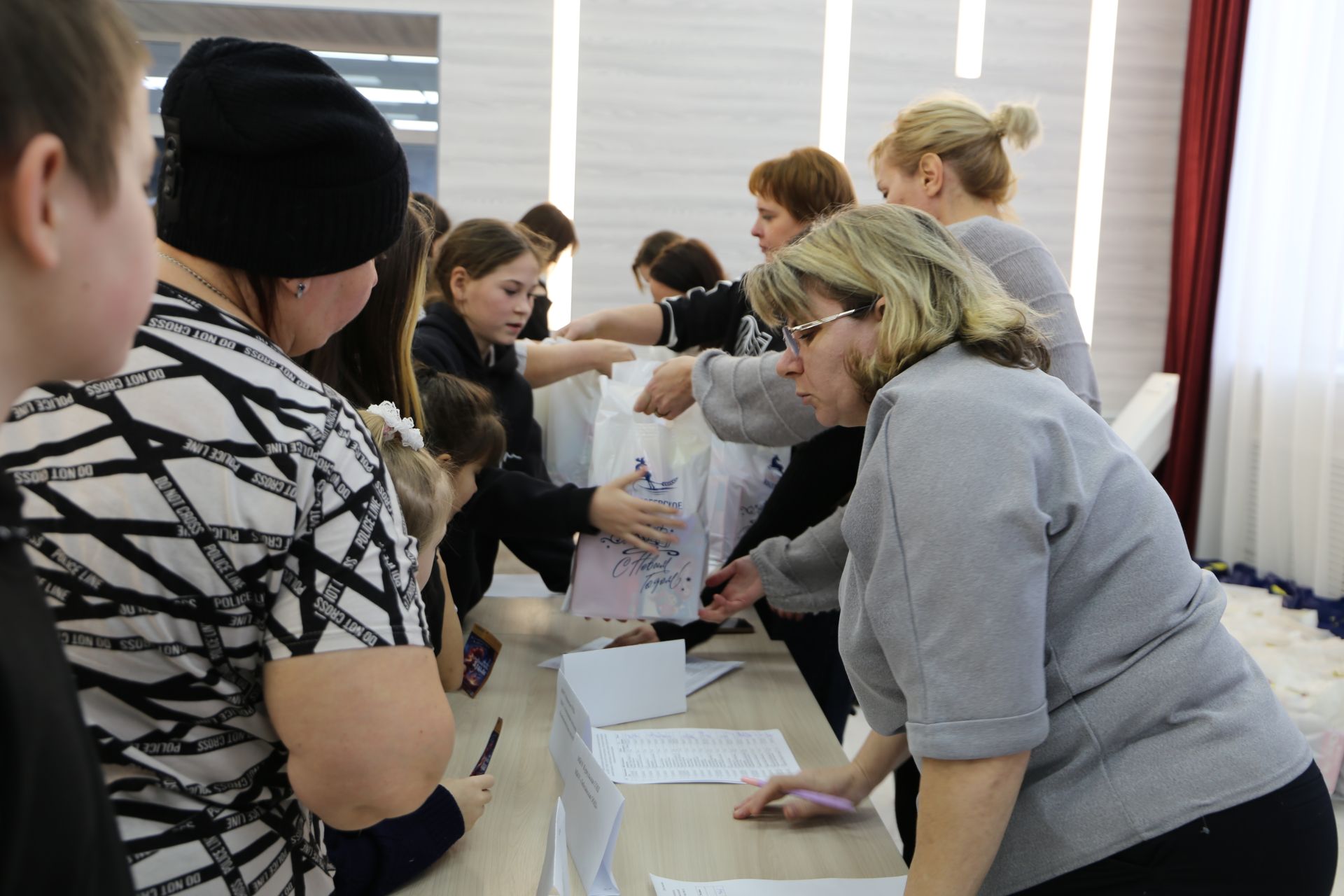В Алексеевском состоялось предновогоднее представление для детей участников СВО