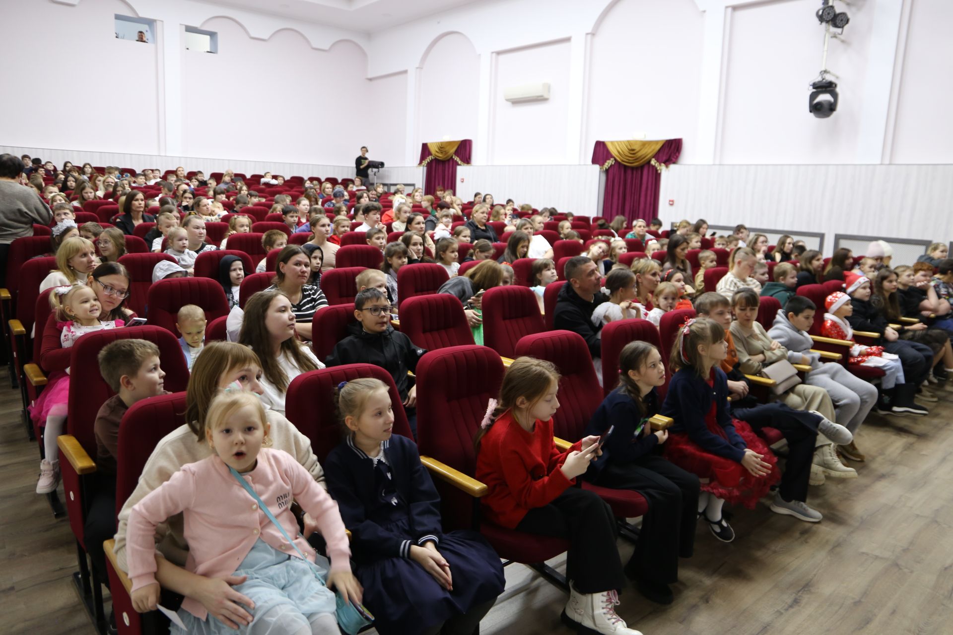 В Алексеевском состоялось предновогоднее представление для детей участников СВО