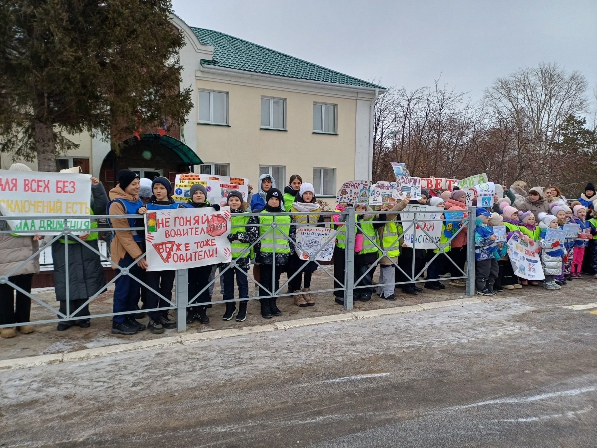 Юные инспекторы Алексеевского района напомнили о безопасности на зимних дорогах