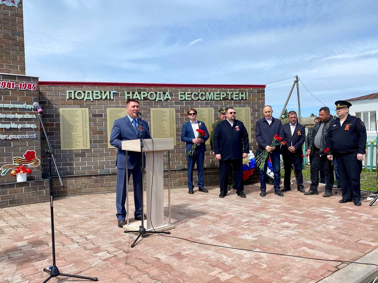 В Средних Тиганах состоялось торжественное открытие обновленного памятника