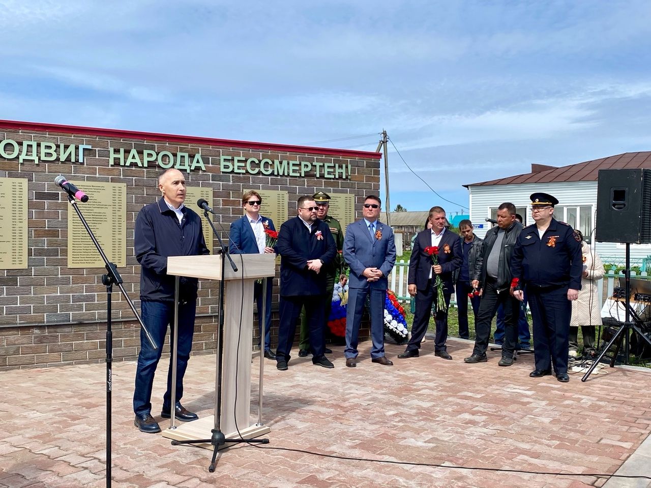 В Средних Тиганах состоялось торжественное открытие обновленного памятника