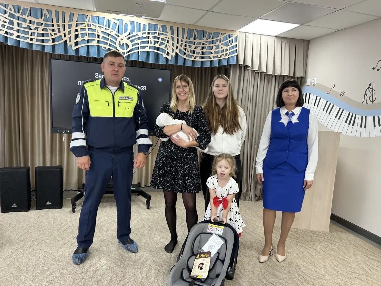 Многодетной семье из Алексеевского района вручили детское автокресло
