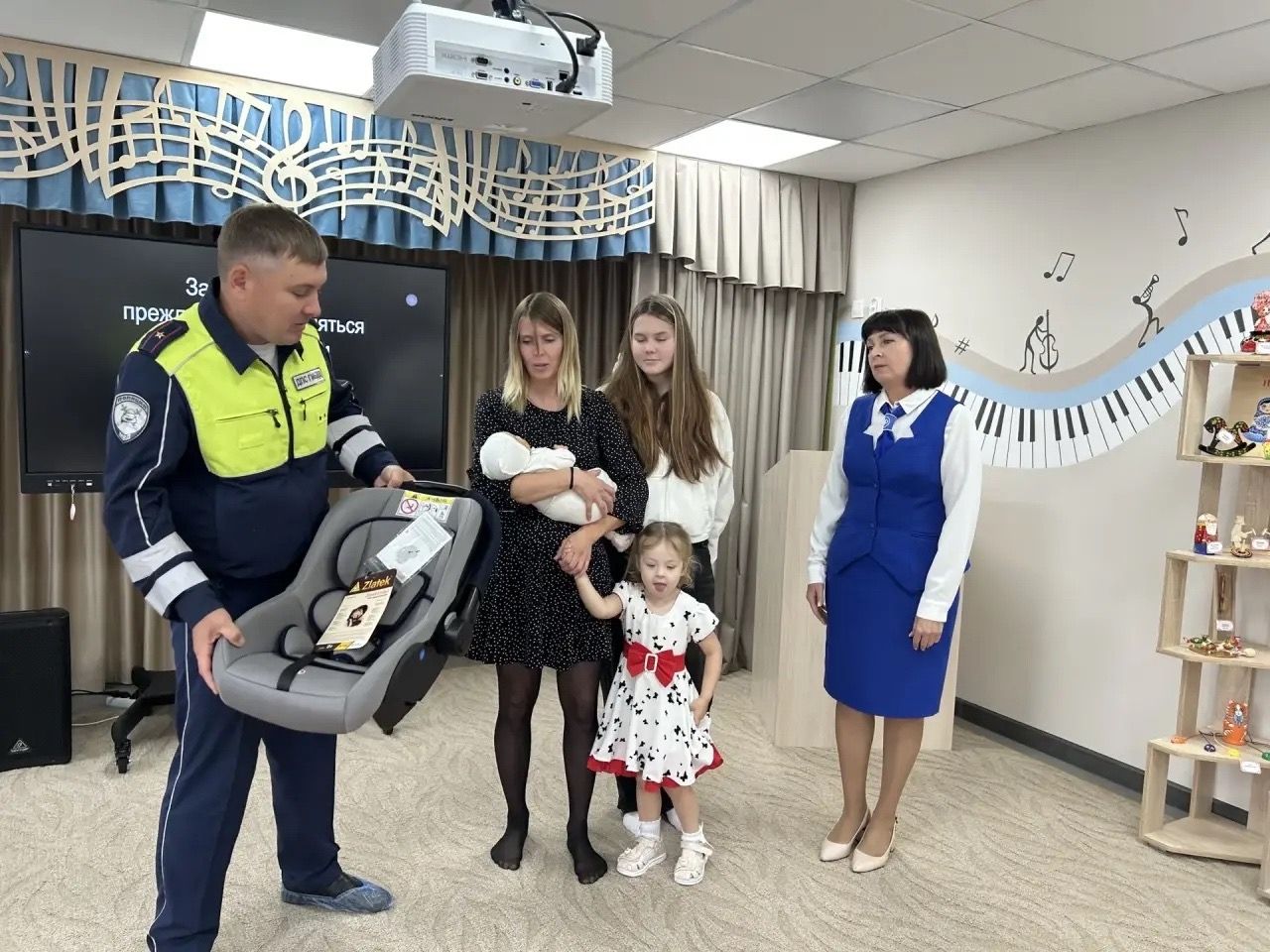 Многодетной семье из Алексеевского района вручили детское автокресло