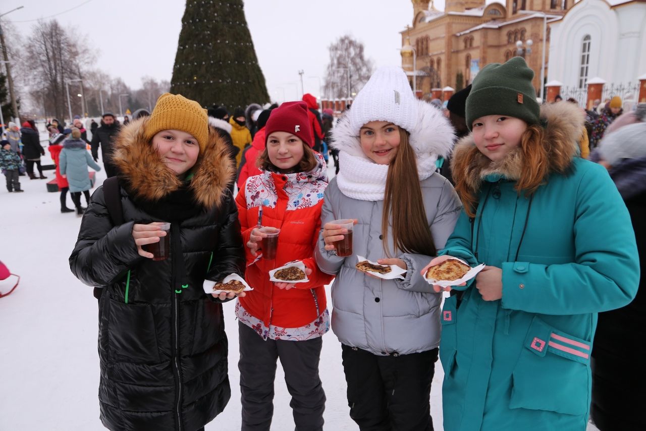 Праздничный фоторепортаж: Открытие главной ёлки в Алексеевском районе