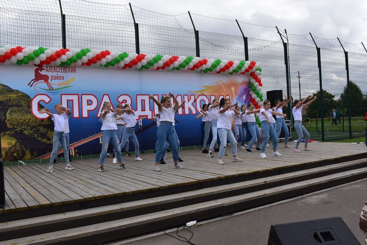 Праздничный фоторепортаж 1 части празднования Дня Республики в Алексеевском районе
