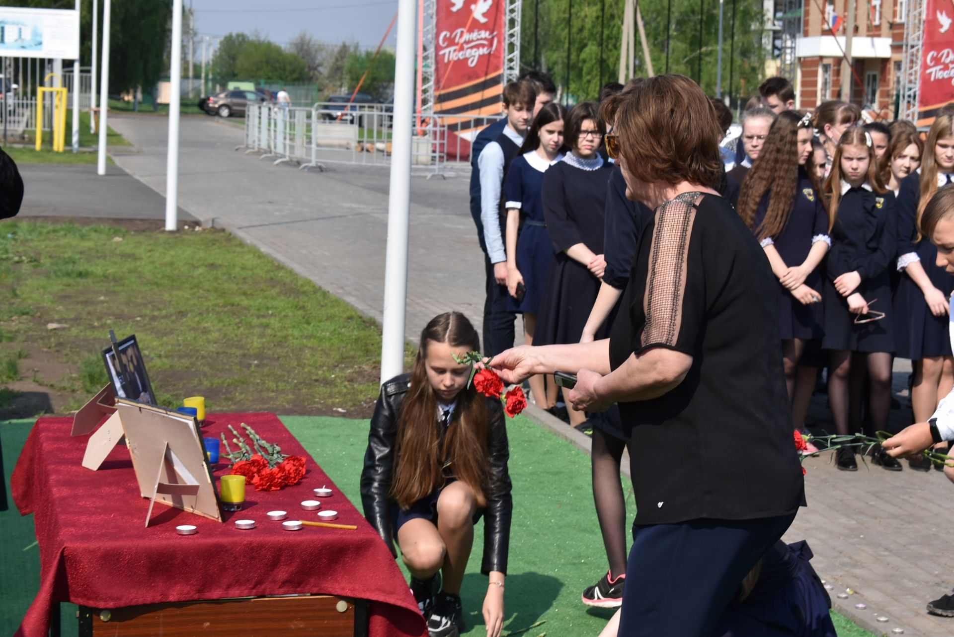 Ученики второй школы провели митинг в память о погибших в казанской школе