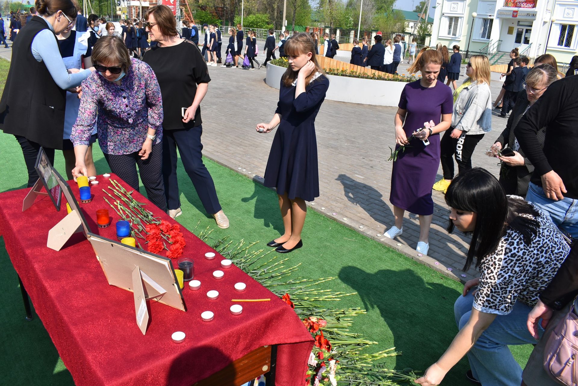 Ученики второй школы провели митинг в память о погибших в казанской школе