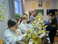 «Броня из доброты»: юные артисты плетут сети и пишут письма на передовую