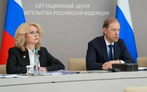 Мантуров и Голикова обсудили меры поддержки сотрудников с детьми