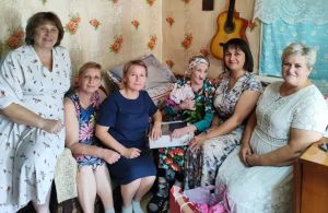 Жительницу села Масловка Елизавету Павлову поздравили с 94-летием