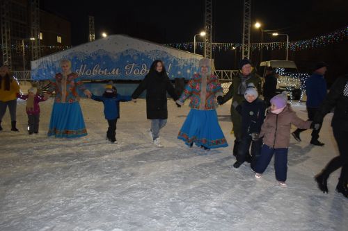 В первый день нового года на центральной ёлке прошли новогодние гуляния