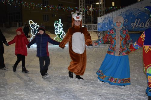 В первый день нового года на центральной ёлке прошли новогодние гуляния