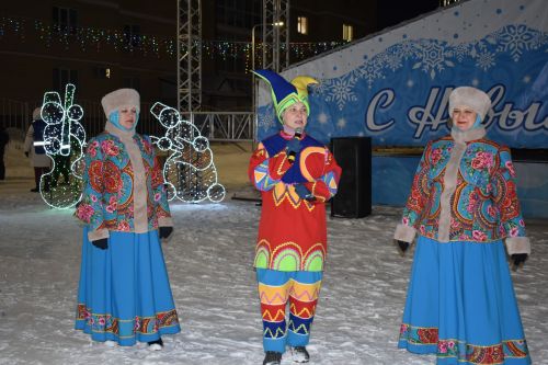 В первый день нового года на центральной ёлке прошли новогодние гуляния
