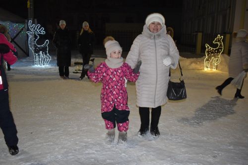 В первый день нового года на центральной ёлке прошли новогодние гуляния