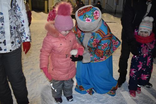 В первый день нового года на центральной ёлке прошли новогодние гуляния