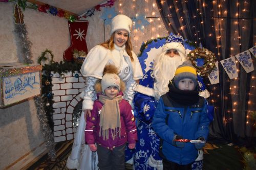 В первый день нового года на центральной ёлке прошли новогодние гуляния