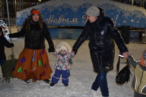 В первый день нового года на центральной ёлке прошли новогодние гуляния