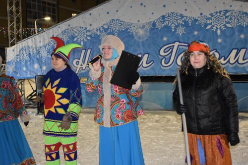 В первый день нового года на центральной ёлке прошли новогодние гуляния