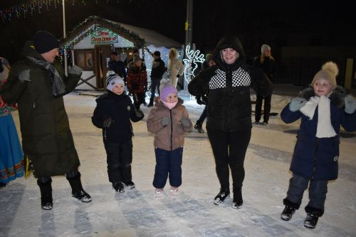 В первый день нового года на центральной ёлке прошли новогодние гуляния