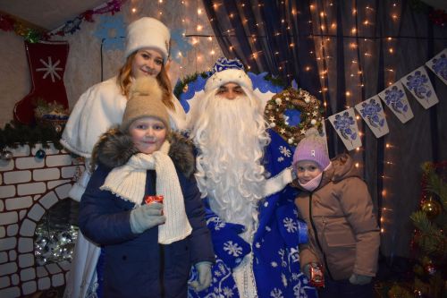 В первый день нового года на центральной ёлке прошли новогодние гуляния
