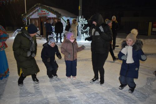 В первый день нового года на центральной ёлке прошли новогодние гуляния