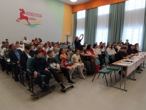 Школьники Алексеевского района вместе с родителями показали свои таланты
