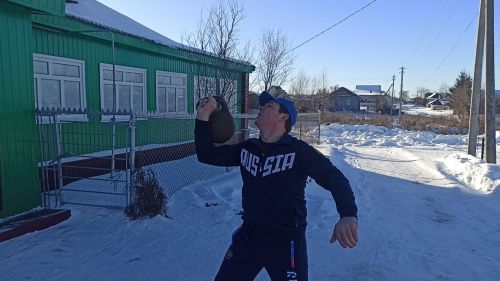 Житель Билярска всю жизнь занимается «моржеванием» и свою семью приобщил к здоровому образу жизни