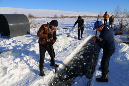 Житель Билярска всю жизнь занимается «моржеванием» и свою семью приобщил к здоровому образу жизни
